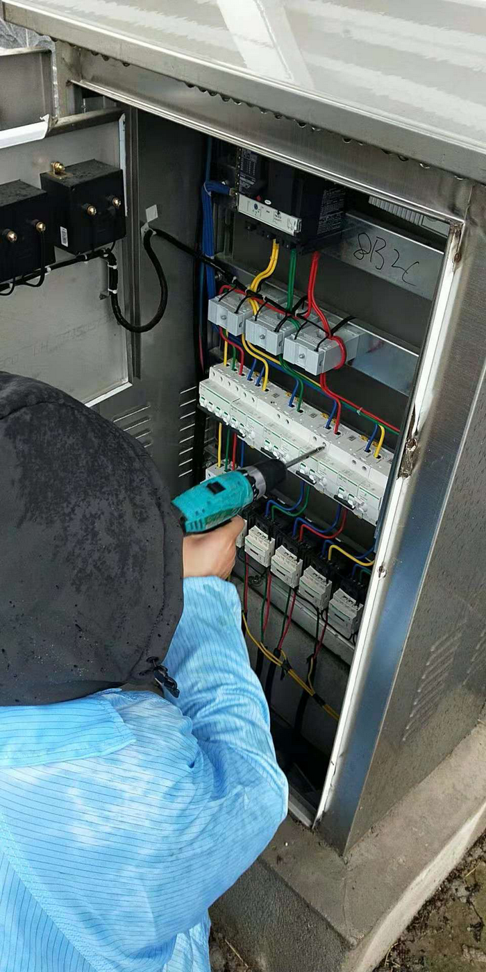 燦陽公司為蘇北某工業區100多棟樓宇亮化安裝集中控制器。(圖8)