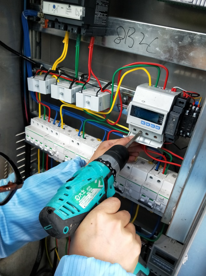 燦陽公司為蘇北某工業區100多棟樓宇亮化安裝集中控制器。(圖11)