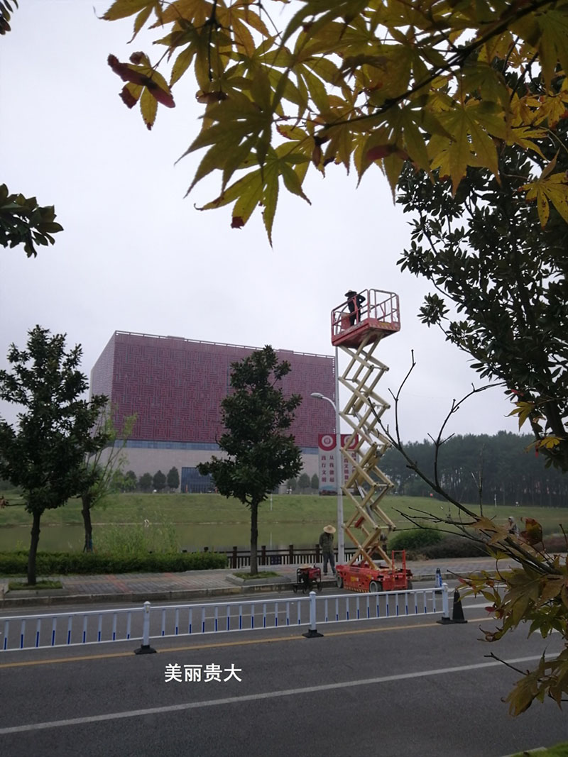 貴州某高校為本校區內600多盞路燈更換LED燈頭及加裝太陽能LORA調光控制模塊,達到了節能和智能控制的目的。(圖2)