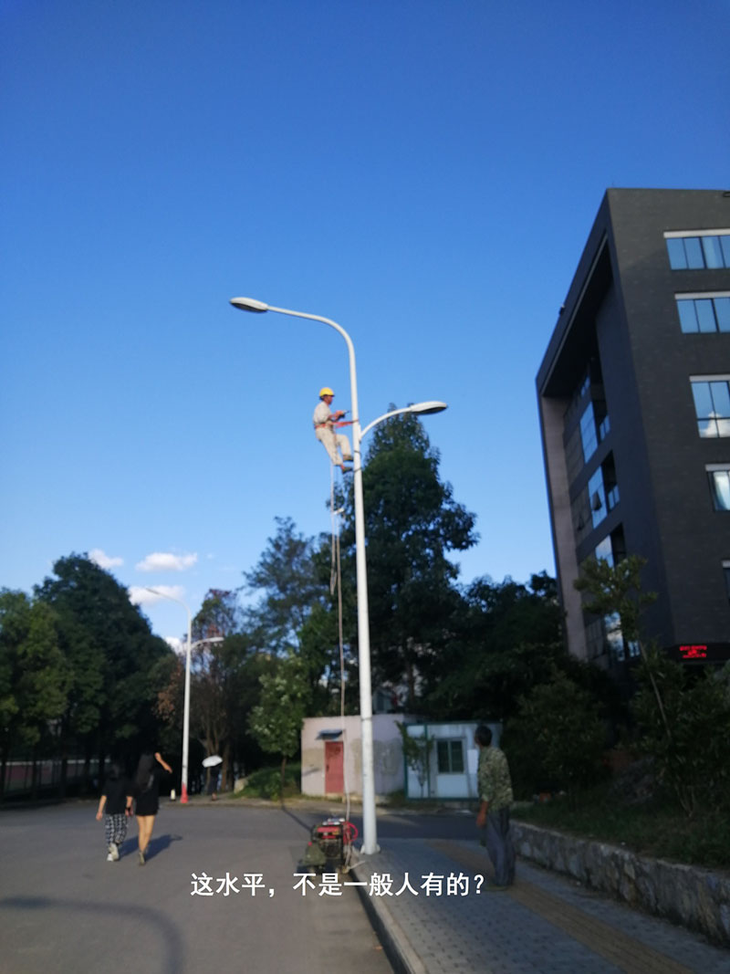 貴州某高校為本校區內600多盞路燈更換LED燈頭及加裝太陽能LORA調光控制模塊,達到了節能和智能控制的目的。(圖8)